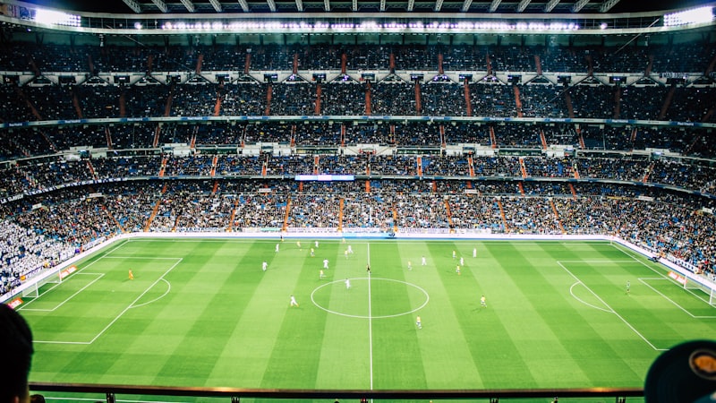 足球战术分析板，上面画有球员跑位和传球线路示意图