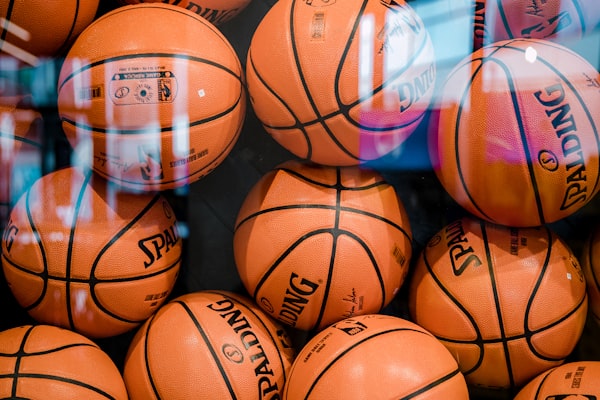 网球大满贯决赛中球员奋力救球的专注表情与动作